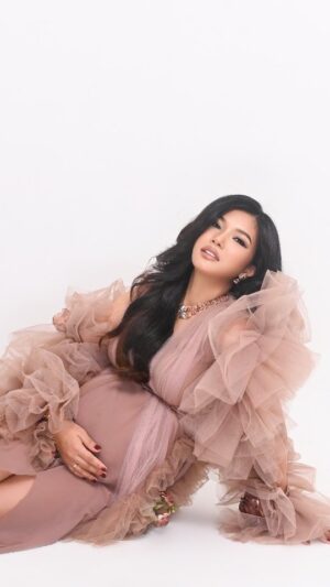Duma Riris Silalahi Instagram - Mama beraksi dulu sebelum jadi tahanan rumah/kota beberapa bulan ke depan.. hehehe.. 

#maternity
#pregnancy
#photoshoot
#momlife
#soonmomof3