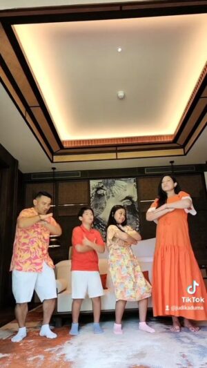 Duma Riris Silalahi Instagram - Mumpung pada mau.. 

Cozy room @themerusanur
#judikadumatiktok
#judikadumafamily
#themerusanur
