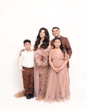 Duma Riris Silalahi Instagram - Doa Cleo dan Judeo.. kita abadikan biar nanti jadi kenangan yang indah. Mau punya adik, mereka udah minta dari 4 tahun yang lalu.. ternyata jawabannya sekarang.. doain ya teman2 dan keluarga online kami, semua lancar sampai harinya kami jadi berlima. Aminnn..

#37weekspregnant 
#family
#maternity 

Thanks all the team.. we love it.. 
Photo by: @deon.angkasa 
Stylish: @meizy_latuconsina 
Outfit: @wicaksonoajiofficial
Jewellery: @amerojewellery
MUA: @kunsoomakeupartist