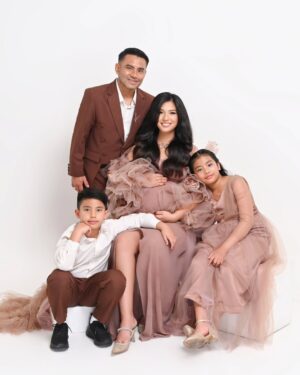 Duma Riris Silalahi Instagram - Doa Cleo dan Judeo.. kita abadikan biar nanti jadi kenangan yang indah. Mau punya adik, mereka udah minta dari 4 tahun yang lalu.. ternyata jawabannya sekarang.. doain ya teman2 dan keluarga online kami, semua lancar sampai harinya kami jadi berlima. Aminnn..

#37weekspregnant 
#family
#maternity 

Thanks all the team.. we love it.. 
Photo by: @deon.angkasa 
Stylish: @meizy_latuconsina 
Outfit: @wicaksonoajiofficial
Jewellery: @amerojewellery
MUA: @kunsoomakeupartist