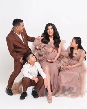 Duma Riris Silalahi Instagram - Doa Cleo dan Judeo.. kita abadikan biar nanti jadi kenangan yang indah. Mau punya adik, mereka udah minta dari 4 tahun yang lalu.. ternyata jawabannya sekarang.. doain ya teman2 dan keluarga online kami, semua lancar sampai harinya kami jadi berlima. Aminnn..

#37weekspregnant 
#family
#maternity 

Thanks all the team.. we love it.. 
Photo by: @deon.angkasa 
Stylish: @meizy_latuconsina 
Outfit: @wicaksonoajiofficial
Jewellery: @amerojewellery
MUA: @kunsoomakeupartist