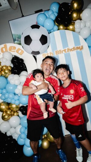 Duma Riris Silalahi Instagram - Thank you all udah ikut meramaikan ultah Judeo.. 

Sesuai permintaan anaknya maunya ultah main bola aja.. jadilah yg diajak cuma teman dan sepupu cowok yg suka main bola aja.😄😁

Papa bercita2 jadi manager bola kayaknya.. @jud1ka