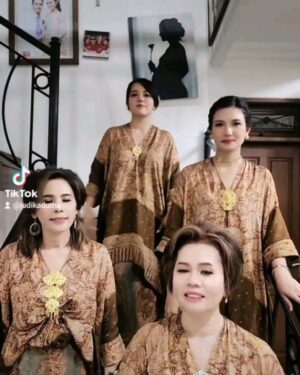 Duma Riris Silalahi Instagram - Gimanaaa?? Suka slide 1 atau 2??