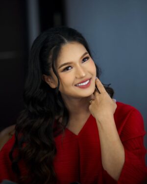 Duma Riris Silalahi Instagram - Berat ku dulu.. tak begini..
Kini semua tak muat lagi...
Kubesar.. tambah besar.. 
#sambilnyanyi #yangtauaja

Happy weekend all..