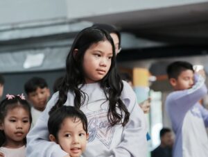 Duma Riris Silalahi Instagram - My first born.. Cleo is turning 10.. gak kerasa masuk dua digit umurnya ya nak.. sehat, happy, diberkati, dan jadi berkat buat banyak orang ya nak.. 

Kali ini maunya main di trampolin aja.. jadi tiup lilin, langsung main ama teman2 sekolahnya. Sampai fotopun gak lengkap sama yang ultah karna udah gak sabar mau main aja.. maafkan yg belum sempat foto ya buat keluarga, moms dan teman2.. keburu kepanasan anak2nya.. heheh