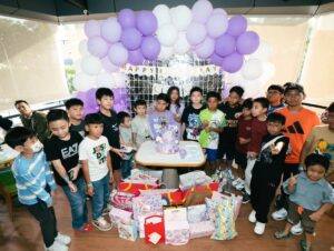Duma Riris Silalahi Instagram - My first born.. Cleo is turning 10.. gak kerasa masuk dua digit umurnya ya nak.. sehat, happy, diberkati, dan jadi berkat buat banyak orang ya nak.. 

Kali ini maunya main di trampolin aja.. jadi tiup lilin, langsung main ama teman2 sekolahnya. Sampai fotopun gak lengkap sama yang ultah karna udah gak sabar mau main aja.. maafkan yg belum sempat foto ya buat keluarga, moms dan teman2.. keburu kepanasan anak2nya.. heheh
