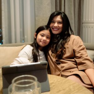 Duma Riris Silalahi Instagram - Just four of us.. dan yg akan rilis satu lagi.. tahun ini yg ultah @jud1ka maunya lebih santai aja.. lagi gak mau kemana2, maunya me time aja/we time berempat.. maklum bumil juga dikit2 udah capek dan kaki mulai bengkak.. thank you buat semua doa2 baiknya.. 

Foto by @andikahantoro_