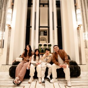 Duma Riris Silalahi Instagram - Just four of us.. dan yg akan rilis satu lagi.. tahun ini yg ultah @jud1ka maunya lebih santai aja.. lagi gak mau kemana2, maunya me time aja/we time berempat.. maklum bumil juga dikit2 udah capek dan kaki mulai bengkak.. thank you buat semua doa2 baiknya.. 

Foto by @andikahantoro_