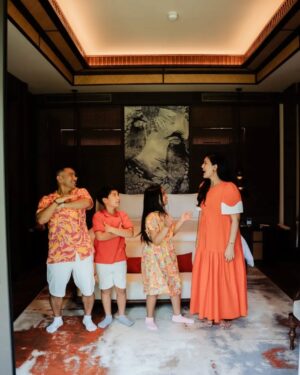 Duma Riris Silalahi Instagram - Liburan singkat,padat,mantaap!!

Sudah jadi kebiasaanku dan istriku @duma_riris untuk selalu kasi waktu terbaik untuk keluarga dan khususnya anak2.Karena waktu ga bisa diulang dan semaksimalnya
Kita selalu hadir buat mereka.

So, kemarin anak2 liburan sekolah seminggu. Langsung kita gas ke Bali walaupun mutusinnya last minute.😁

Kali ini kita milih stay di daerah Sanur tepatnya @themerusanur. 
Asyik dan keren banget hotelnya.  Jadi banyak foto2 deh kita.

Liburan singkat yang berasa sangat singkat. Yang penting Bumil dan anak2 happy😘

Sekarang kita gass kerja lagi.Semangat!!