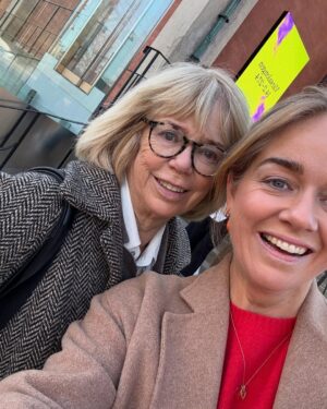 Ebba Kleberg von Sydow Instagram - Fredagsfest & lördagsfrid ❤️ OBS 😱 sista bilden: en grej MÅSTE ner i källaren (!) men men, hoppbilden var viktigare… 
Det är för övrigt oftare 🤪 som vår soffa ser ut såhär, än som vanliga folks soffor 🛋️
Dessutom: Mamma och pappa i stan! Liljevalchs! Påsken kom till @karlafrukt OCH Ernst och jag såg vördnadsfullt Mello-genrepet! ✌🏽