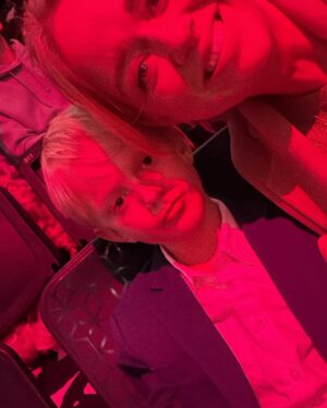 Ebba Kleberg von Sydow Instagram - Fredagsfest & lördagsfrid ❤️ OBS 😱 sista bilden: en grej MÅSTE ner i källaren (!) men men, hoppbilden var viktigare… 
Det är för övrigt oftare 🤪 som vår soffa ser ut såhär, än som vanliga folks soffor 🛋️
Dessutom: Mamma och pappa i stan! Liljevalchs! Påsken kom till @karlafrukt OCH Ernst och jag såg vördnadsfullt Mello-genrepet! ✌🏽