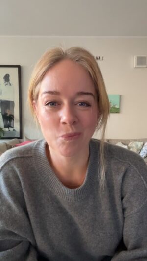 Ebba Kleberg von Sydow Instagram - Prinsessan INSE!? 🩷 Nån som gissat på den då?! 👑 Tack @tittischultz för att jag fick landa detta med dig! 🫶🏽 #royalwork #kungligt #kungahuset