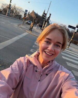Ebba Kleberg von Sydow Instagram - SVEP för ”jag mjukstartar med 3km” 🫣 Lika dum, varje år. Känns idag 😰 Men har man väntat HELA vintern på jogg-väder så… 😅 
Insåg också: Jag ÄR bara en joggare 🏃🏼‍♀️ typ 3 - 4 mån / år. På sin höjd. Och det är HELT okej!!! 
Nån mer stolt ”säsongsjoggare” därute som är med mig, när kvällarna blir ljusare, krokusarna kämpar och marken torr?! 🥰