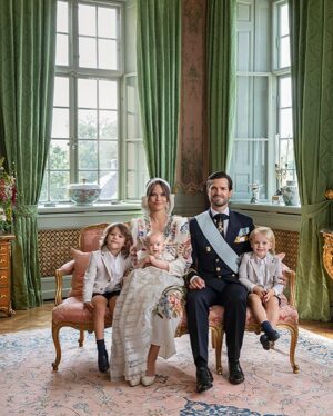 Ebba Kleberg von Sydow Instagram - Prinsessan ska heta… 💌 VAD?! Gissa! Vad ska det stå på prinsesstårtan? Kommentera! 
Vad tror du att prinsparet ger dottern för namn?! Jo, slänger in ett pris 🏆 till dig som gissar helt rätt, alltså alla namnen. Ok, måste ej vara rätt ordning, ändå överkurs?!? Men rätt tilltalsnamn, det ska vi ändå lyckas pricka in… 🥰
PS. Sista bilden, min gissning - @royal_roger och jag är överens, HOPPAS på Sibylla eller Ingrid som tilltalsnamn! Men tror ändå på Alice eller Lilian. Lilian Josephine Alice Marie?!