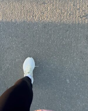 Ebba Kleberg von Sydow Instagram - SVEP för ”jag mjukstartar med 3km” 🫣 Lika dum, varje år. Känns idag 😰 Men har man väntat HELA vintern på jogg-väder så… 😅 
Insåg också: Jag ÄR bara en joggare 🏃🏼‍♀️ typ 3 - 4 mån / år. På sin höjd. Och det är HELT okej!!! 
Nån mer stolt ”säsongsjoggare” därute som är med mig, när kvällarna blir ljusare, krokusarna kämpar och marken torr?! 🥰