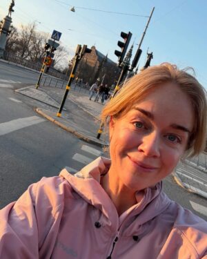 Ebba Kleberg von Sydow Instagram - SVEP för ”jag mjukstartar med 3km” 🫣 Lika dum, varje år. Känns idag 😰 Men har man väntat HELA vintern på jogg-väder så… 😅 
Insåg också: Jag ÄR bara en joggare 🏃🏼‍♀️ typ 3 - 4 mån / år. På sin höjd. Och det är HELT okej!!! 
Nån mer stolt ”säsongsjoggare” därute som är med mig, när kvällarna blir ljusare, krokusarna kämpar och marken torr?! 🥰