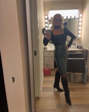 Eileen Davidson Van Patten Instagram - Working a little. Playing a lot. @youngandrestlesscbs @mandiline ❤️