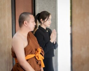 Eisaya Hosuwan Instagram - ’การจากลา‘ เป็นความธรรมดาของโลกใบนี้ รู้ทั้งรู้ แต่ไม่คิดว่าวันนั้นจะมาถึงเร็วขนาดนี้ ต้องจากลาถึงสองครั้งในเวลาแค่ 90 วัน เป็นอะไรที่หนูตั้งรับแทบไม่ไหว ได้แต่หวังให้การเดินทางครั้งนี้ของปะป๊าสุขสบายและให้ป๊าได้เจอกับแม่🤍

ป๊าเชื่อมั่นในตัวลูกๆเสมอ บอกว่าลูกป๊าเป็นคนเก่ง อยากให้ลูกๆมีความสุข แต่ตอนนี้มันยากมากเลย การเดินทางผ่านเวลาคงจะช่วยให้ทุกอย่างค่อยๆดีขึ้นอีกครั้งแหละเนอะป๊า หนูเองก็หวังว่าป๊าจะมีความสุข ไม่อยากให้ห่วงพวกหนูมากจนเกินไป หนูยังมีครอบครัวของเรา มีคนรอบตัวที่แสนใจดี มีแฟนๆที่น่ารักส่งกำลังใจมาให้เยอะแยะเลย

หนูสัญญาว่าจะใช้ชีวิตที่ป๊ากับแม่ให้มาอย่างดี มีสติ และมีความสุขเผื่อป๊ากับแม่นะคะ จากนี้ไปแม้จะหันไปแล้วไม่เจอกัน แต่หนูรู้ว่าป๊ากับแม่จะอยู่ในความทรงจำและหัวใจหนูเสมอ รักมากที่สุด😊🤍

และสุดท้ายนี้ อุ้มอยากขอบคุณครอบครัวและคนรอบตัวทุกคน ที่ช่วยให้อุ้มรับมือกับการสูญเสียครั้งนี้อย่างมีสติ ขอบคุณพี่ทอย พี่กร ป้ากบ เพื่อนๆพี่ๆน้องๆ และตัวแทนแฟนๆที่มาช่วยในงานคุณพ่อถึงที่อุดร อุ้มและเฮียคงไม่สามารถจัดการทุกอย่างได้ราบรื่นขนาดนี้ถ้าไม่มีทุกคนช่วย ขอบคุณทุกข้อความ ทุกกำลังใจและความห่วงใยที่ส่งมาให้กันจากทุกช่องทางเลยนะคะ มันมีความหมายกับอุ้มและครอบครัวมากๆ

อุ้มขอเป็นตัวแทนของคุณพ่อและครอบครัวขอบคุณทุกๆคนจากหัวใจนะคะ🙏🤍