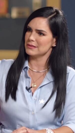 Elba Escobar Instagram - Un nuevo episodio de #RostrosDeUnPaís llega a HispanoTV 

En esta oportunidad, nuestra @elbaescobar mantiene una profunda, amena y divertida conversación con la actriz @ortizscarlet 

ROSTROS DE UN PAÍS
Ya disponible en HispanoTV

#hispanotv #elbaescobar #scarletortiz