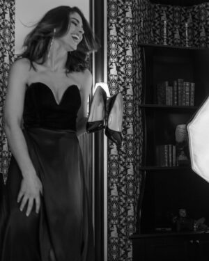 Elena Faliez Instagram - « Mais Madame, ils sont déjà 2 dans la chambre »…

Quand @alfreddeiva oublie d’avertir le réceptionniste que la suite de l’hôtel est louée pour 4h, pour un shooting photo 😂
Une bonne dose de sous-entendu par le personnel de l’accueil, de fou rire pour nous, mais heureusement on a fini par le mettre dans la confidence quand on est descendu avec nos appareils et nos caméras dans le hall de l’hôtel… 

Si ça t’a fait penser à une anecdote, raconte en commentaire qu’on rigole ⬇️