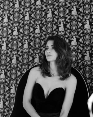 Elena Faliez Instagram - « Mais Madame, ils sont déjà 2 dans la chambre »…

Quand @alfreddeiva oublie d’avertir le réceptionniste que la suite de l’hôtel est louée pour 4h, pour un shooting photo 😂
Une bonne dose de sous-entendu par le personnel de l’accueil, de fou rire pour nous, mais heureusement on a fini par le mettre dans la confidence quand on est descendu avec nos appareils et nos caméras dans le hall de l’hôtel… 

Si ça t’a fait penser à une anecdote, raconte en commentaire qu’on rigole ⬇️