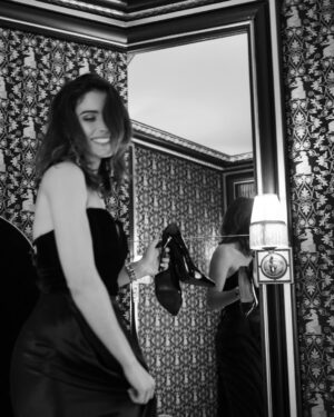 Elena Faliez Instagram - « Mais Madame, ils sont déjà 2 dans la chambre »…

Quand @alfreddeiva oublie d’avertir le réceptionniste que la suite de l’hôtel est louée pour 4h, pour un shooting photo 😂
Une bonne dose de sous-entendu par le personnel de l’accueil, de fou rire pour nous, mais heureusement on a fini par le mettre dans la confidence quand on est descendu avec nos appareils et nos caméras dans le hall de l’hôtel… 

Si ça t’a fait penser à une anecdote, raconte en commentaire qu’on rigole ⬇️