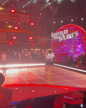 Elena Faliez Instagram - Hier c’était #dals 🪩
Nous sommes venues encourager notre belle et talentueuse @evegillesoff qui est déjà troisième du classement, à 2 points seulement de la première place malgré son entorse 😏💃
