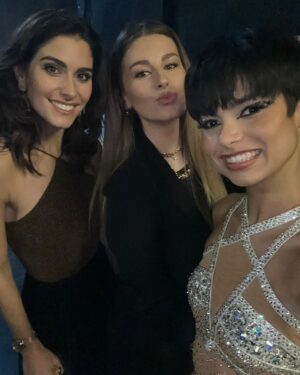 Elena Faliez Instagram - Hier c’était #dals 🪩
Nous sommes venues encourager notre belle et talentueuse @evegillesoff qui est déjà troisième du classement, à 2 points seulement de la première place malgré son entorse 😏💃