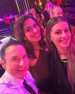 Elena Faliez Instagram - Hier c’était #dals 🪩
Nous sommes venues encourager notre belle et talentueuse @evegillesoff qui est déjà troisième du classement, à 2 points seulement de la première place malgré son entorse 😏💃