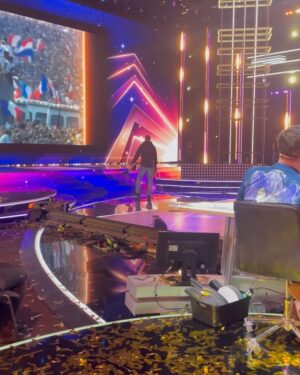Elena Faliez Instagram - Hier c’était #dals 🪩
Nous sommes venues encourager notre belle et talentueuse @evegillesoff qui est déjà troisième du classement, à 2 points seulement de la première place malgré son entorse 😏💃