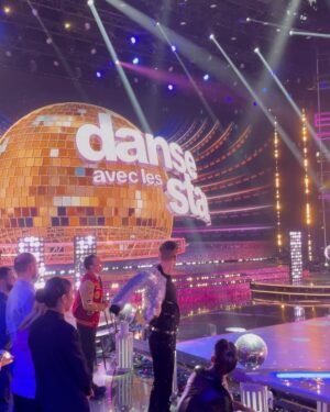 Elena Faliez Instagram - Hier c’était #dals 🪩
Nous sommes venues encourager notre belle et talentueuse @evegillesoff qui est déjà troisième du classement, à 2 points seulement de la première place malgré son entorse 😏💃