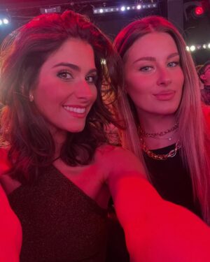 Elena Faliez Instagram - Hier c’était #dals 🪩
Nous sommes venues encourager notre belle et talentueuse @evegillesoff qui est déjà troisième du classement, à 2 points seulement de la première place malgré son entorse 😏💃