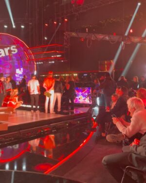 Elena Faliez Instagram - Hier c’était #dals 🪩
Nous sommes venues encourager notre belle et talentueuse @evegillesoff qui est déjà troisième du classement, à 2 points seulement de la première place malgré son entorse 😏💃