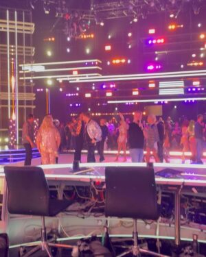 Elena Faliez Instagram - Hier c’était #dals 🪩
Nous sommes venues encourager notre belle et talentueuse @evegillesoff qui est déjà troisième du classement, à 2 points seulement de la première place malgré son entorse 😏💃