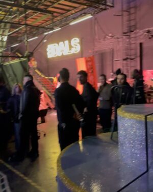 Elena Faliez Instagram - Hier c’était #dals 🪩
Nous sommes venues encourager notre belle et talentueuse @evegillesoff qui est déjà troisième du classement, à 2 points seulement de la première place malgré son entorse 😏💃
