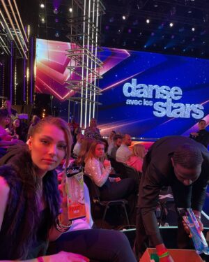 Elena Faliez Instagram - Hier c’était #dals 🪩
Nous sommes venues encourager notre belle et talentueuse @evegillesoff qui est déjà troisième du classement, à 2 points seulement de la première place malgré son entorse 😏💃