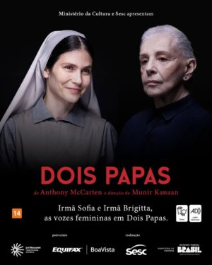 Eliana Guttman Instagram - Ausentes na versão cinematográfica, duas personagens importantes assumem papéis fundamentais na peça, trazendo sensibilidade e novas perspectivas sobre as posturas dos Papas diante das questões urgentes e atuais.

Irmã Brigitta, vivida pela atriz Eliana Guttman, é uma freira alemã, confidente e editora dos livros de Bento XVI. Guardiã da tradição, ela vê desmoronar os valores aos quais dedicou sua vida com a renúncia de Bento. Leal ao pontífice, desafia-o a manter-se firme diante das críticas e dos desafios do papado, enquanto o ajuda a enfrentar suas inquietações, reforçando sua resistência à mudança.

Já Irmã Sofia, interpretada por Carol Godoy, é uma jovem freira idealista marcada pela ditadura militar argentina, na qual perdeu os pais logo após o nascimento. Determinada, encontrou seu propósito não nas doutrinas tradicionais da Igreja, mas nas falas do Cardeal Bergoglio — futuro Papa Francisco — sobre a importância de uma Igreja mais inclusiva e conectada ao presente.

Ambas têm posições firmes e cobram dos papas a mesma firmeza, fazendo jus aos papéis que ocupam.

A presença das irmãs revela o papel feminino na Instituição e novas camadas dos protagonistas, mostrando-os em situações cotidianas e divertidas e em trocas de confidências sobre suas dúvidas e incertezas

Fotos: @alecatan_photo 
Parceiros culturais: @sacolao.camposeliseos @douroantigo @oteatroestudio

Dois Papas é um projeto apresentado pelo Sesc e pelo Ministério da Cultura, por meio da Lei Federal de Incentivo à Cultura - Lei Rouanet.

🎭 Dois Papas
De: Anthony McCarten
Direção: Munir Kanaan
Com: Zécarlos Machado, Celso Frateschi, Carol Godoy, Eliana Guttman

🌟 Temporada (Sesc Guarulhos): 7 a 16 de março de 2025
🕒 Dias e horários: sex e sáb 20h |dom, 18h
📍 Local: SESC Guarulhos | R. Guilherme Lino dos Santos, 1200, Jd. Flor do Campo
🎟 Ingressos online: Central de Relacionamento Digital Sesc SP (link na bio) e App Credencial Sesc SP
💲 Valor: R$ 60,00 [inteira]  R$ 30,00 [meia] R$ 18,00 [credencial plena]
🔞 Classificação: 14 
⏳ Duração: 2h30 (intervalo de 15 m.)