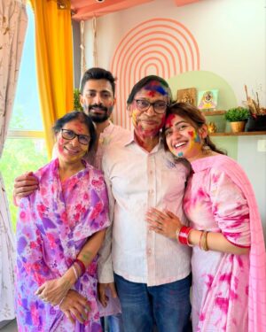 Elina Samantray Instagram - Our First & the Best Holi Celebration with Family🌸🌼🌻🌹🌷🌺

Anurag🖤Elina

@theanurag_monologue 
@reet_samantaray__ @anuradha_samantaray @jyoti_ranjan_samantaray @arati.mishra1