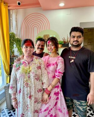 Elina Samantray Instagram - Our First & the Best Holi Celebration with Family🌸🌼🌻🌹🌷🌺

Anurag🖤Elina

@theanurag_monologue 
@reet_samantaray__ @anuradha_samantaray @jyoti_ranjan_samantaray @arati.mishra1