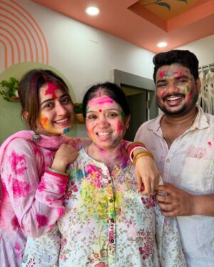 Elina Samantray Instagram - Our First & the Best Holi Celebration with Family🌸🌼🌻🌹🌷🌺

Anurag🖤Elina

@theanurag_monologue 
@reet_samantaray__ @anuradha_samantaray @jyoti_ranjan_samantaray @arati.mishra1