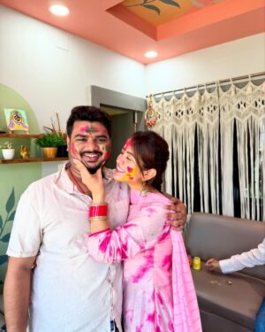 Elina Samantray Instagram - Our First & the Best Holi Celebration with Family🌸🌼🌻🌹🌷🌺

Anurag🖤Elina

@theanurag_monologue 
@reet_samantaray__ @anuradha_samantaray @jyoti_ranjan_samantaray @arati.mishra1