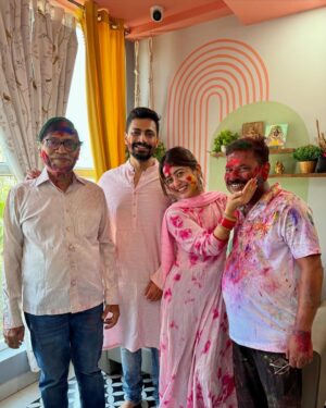 Elina Samantray Instagram - Our First & the Best Holi Celebration with Family🌸🌼🌻🌹🌷🌺

Anurag🖤Elina

@theanurag_monologue 
@reet_samantaray__ @anuradha_samantaray @jyoti_ranjan_samantaray @arati.mishra1