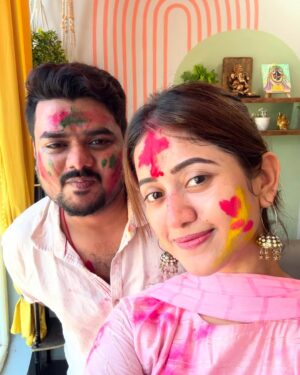 Elina Samantray Instagram - Our First & the Best Holi Celebration with Family🌸🌼🌻🌹🌷🌺

Anurag🖤Elina

@theanurag_monologue 
@reet_samantaray__ @anuradha_samantaray @jyoti_ranjan_samantaray @arati.mishra1
