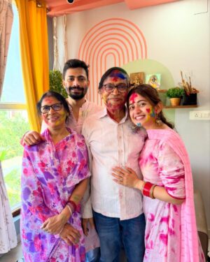 Elina Samantray Instagram - Our First & the Best Holi Celebration with Family🌸🌼🌻🌹🌷🌺

Anurag🖤Elina

@theanurag_monologue 
@reet_samantaray__ @anuradha_samantaray @jyoti_ranjan_samantaray @arati.mishra1