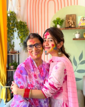 Elina Samantray Instagram - Our First & the Best Holi Celebration with Family🌸🌼🌻🌹🌷🌺

Anurag🖤Elina

@theanurag_monologue 
@reet_samantaray__ @anuradha_samantaray @jyoti_ranjan_samantaray @arati.mishra1