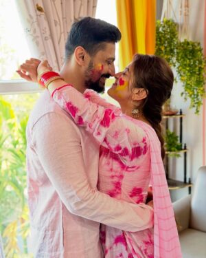 Elina Samantray Instagram - Our First Holi!! Happy Holi from us to all🌸🌺🌷🌹🌻

Anurag🖤Elina