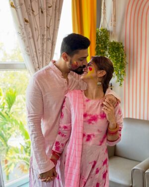 Elina Samantray Instagram - Our First Holi!! Happy Holi from us to all🌸🌺🌷🌹🌻

Anurag🖤Elina