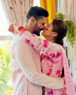 Elina Samantray Instagram - Our First Holi!! Happy Holi from us to all🌸🌺🌷🌹🌻

Anurag🖤Elina