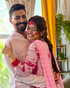 Elina Samantray Instagram - Our First Holi!! Happy Holi from us to all🌸🌺🌷🌹🌻

Anurag🖤Elina