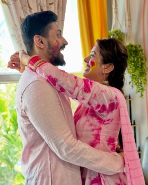 Elina Samantray Instagram - Our First Holi!! Happy Holi from us to all🌸🌺🌷🌹🌻

Anurag🖤Elina